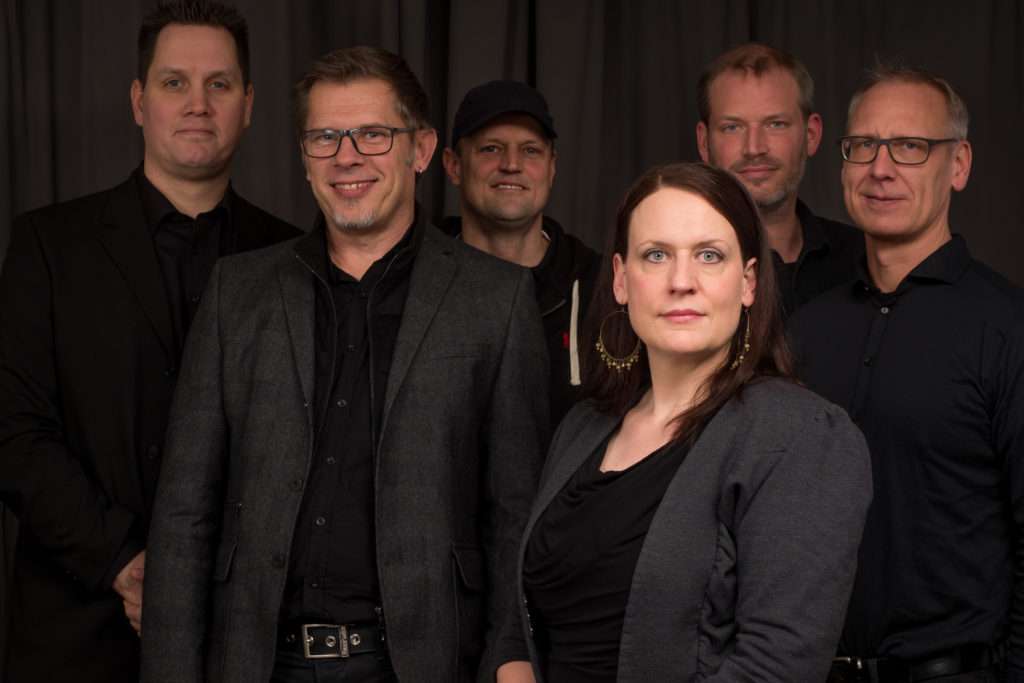 Die Blueshifters von links nach rechts: Christoph (voc, harp), Peter (g), Ole (dr), Sonja (voc), Christian (b), Kalli (key)